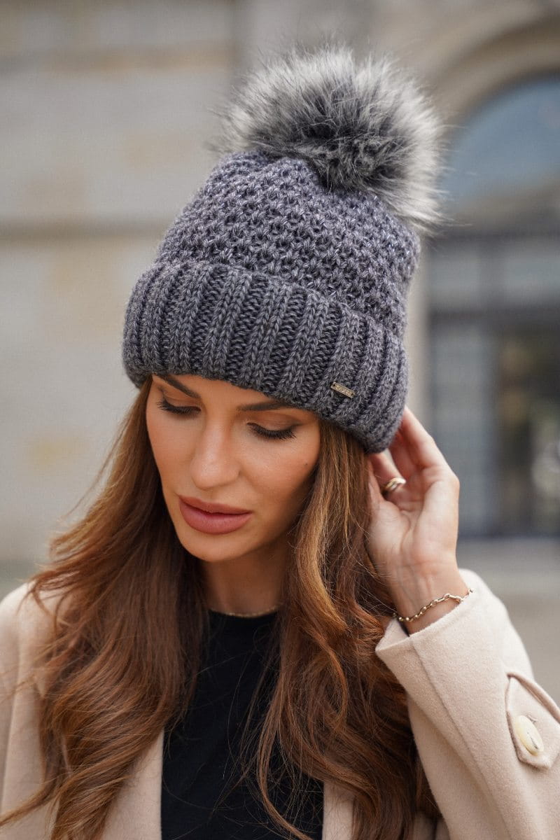 Čepice, Model: Furja s Eco Pomponem, Barva: grafitová, Složení materiálu: 83% Akryl; 15% Polyamid; 2% Metalický, Určení: Podzim/Zima, Velikost: Univerzální (54-60)