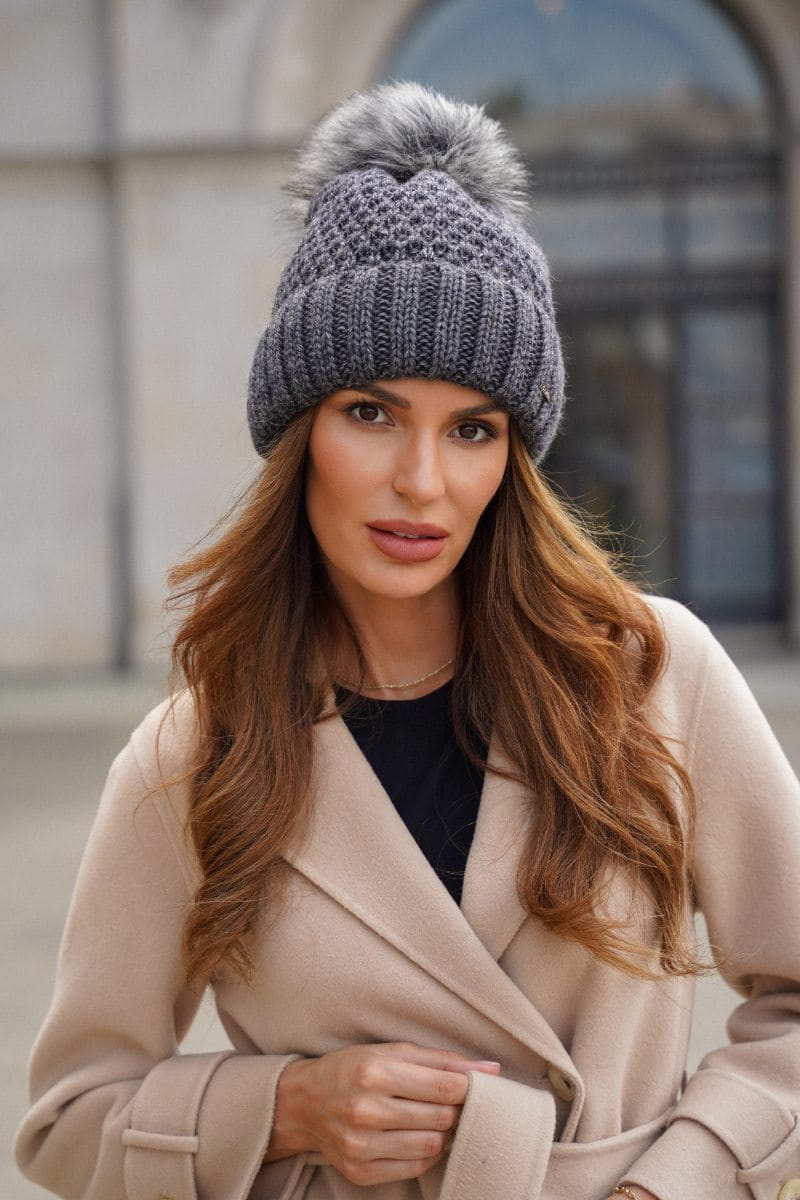 Čepice, Model: Furja s Eco Pomponem, Barva: grafitová, Složení materiálu: 83% Akryl; 15% Polyamid; 2% Metalik, Určení: Podzim/Zima, Velikost: Univerzální (54-60) (Čepice, fotografie 3)