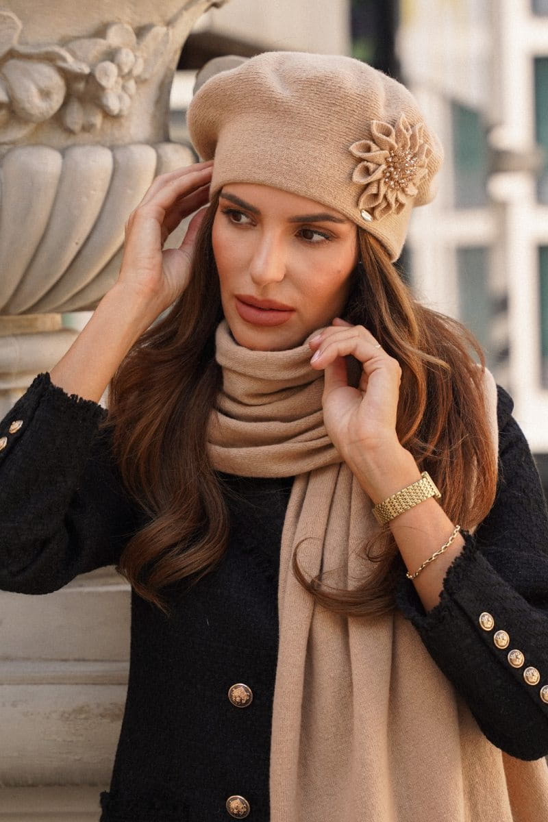 Beret Damski, Model: Peonia, Kolor: camelowy, Skład materiału: 80% Wełna; 20% Poliamid, Przeznaczenie: Jesień/Zima, Rozmiar: Uniwersalny (54-60)