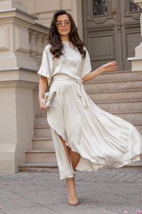 Elegant satin dress with a slit for weddings, parties, and evening outings. Color: Beige