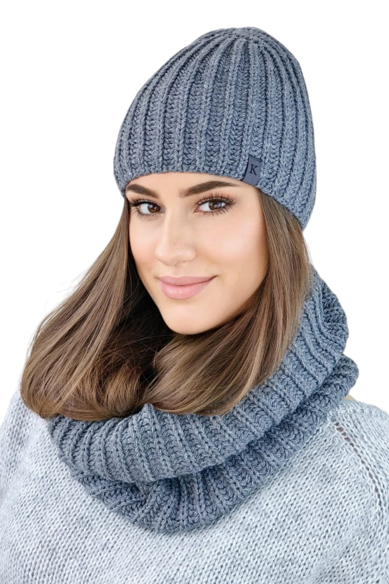 Komplet (Czapka + Komin), Model: Cykoria-Komplet, Kolor: grafitowy, Skład materiału: 50% Akryl; 30% Wełna; 10% Wiskoza; 10% Alpaka, Przeznaczenie: Jesień/Zima, Wymiary(długość/szerokość): 32cm/38cm