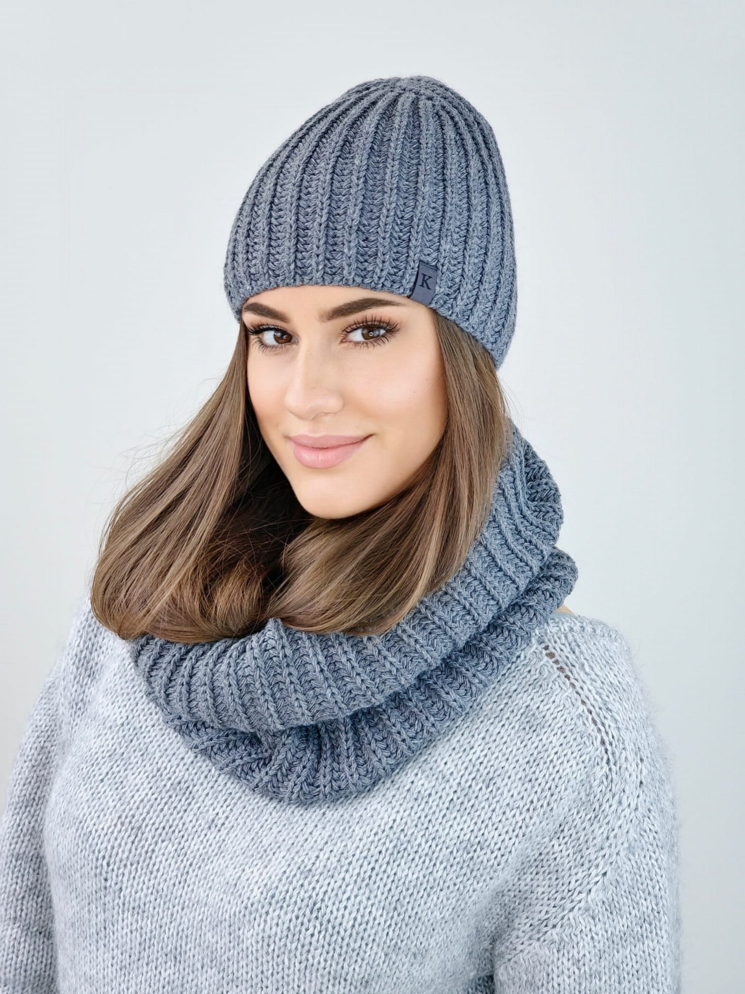 Detal grubej struktury materiału czapki i komina w grafitowym kolorze, idealny na chłodne dni | KAMEA | Spironik.pl