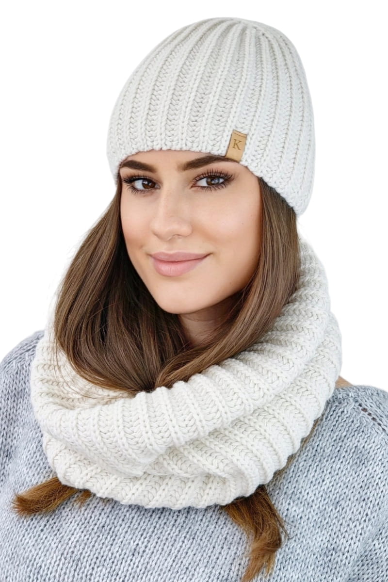 Komplet (Czapka + Komin), Model: Cykoria-Komplet, Kolor: beżowy, Skład materiału: 50% Akryl; 30% Wełna; 10% Wiskoza; 10% Alpaka, Przeznaczenie: Jesień/Zima, Wymiary(długość/szerokość): 32cm/38cm