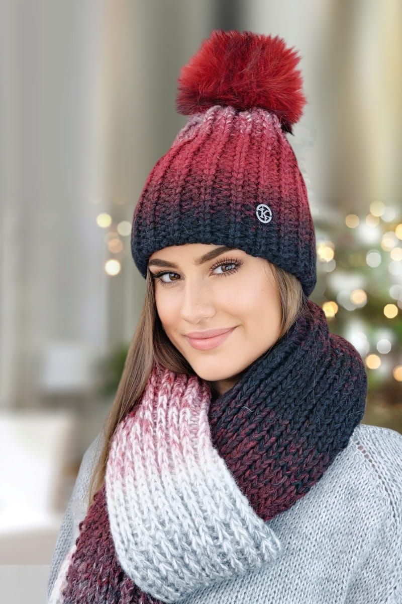 Czapki, Model: Alice-Komplet, Kolor: bordowy, Skład materiału: 55% Poliakryl; 25% Wełna; 20% Alpaka, Rozmiar: Uniwersalny (54-60) (Czapki, zdjęcie 2)