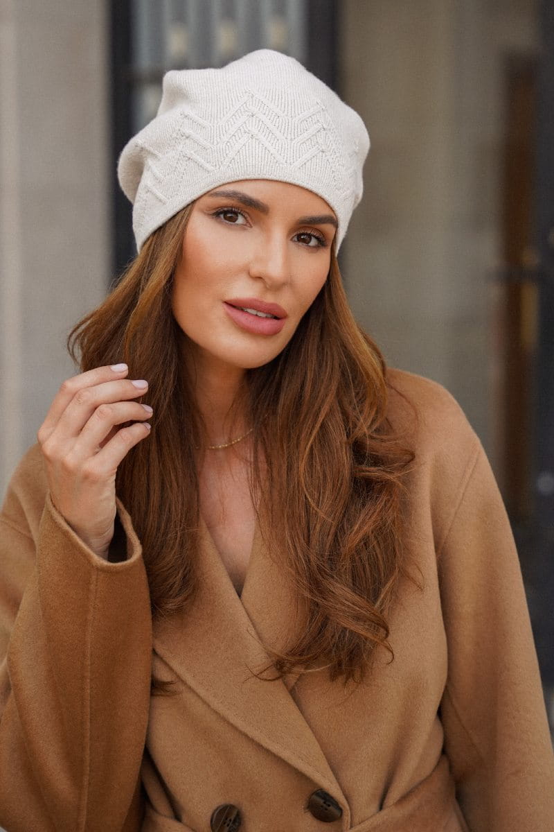 Czapka Damska, Model: Baihe, Kolor: beżowy, Skład materiału: 52% Wiskoza; 26% Pbt; 22% Poliamid, Przeznaczenie: Jesień/Zima, Rozmiar: Uniwersalny (54-60) (Czapka Damska, zdjęcie 2)