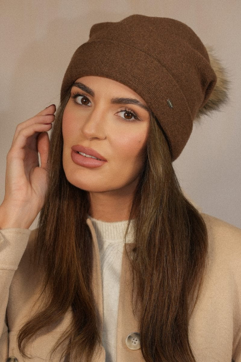 Czapka Damska, Model: Chiru Pompon Naturalny, Kolor: czekoladowy, Skład materiału: 80% Wełna; 20% Poliamid, Przeznaczenie: Jesień/Zima, Rozmiar: Uniwersalny (54-60) (Czapka Damska, zdjęcie 2)