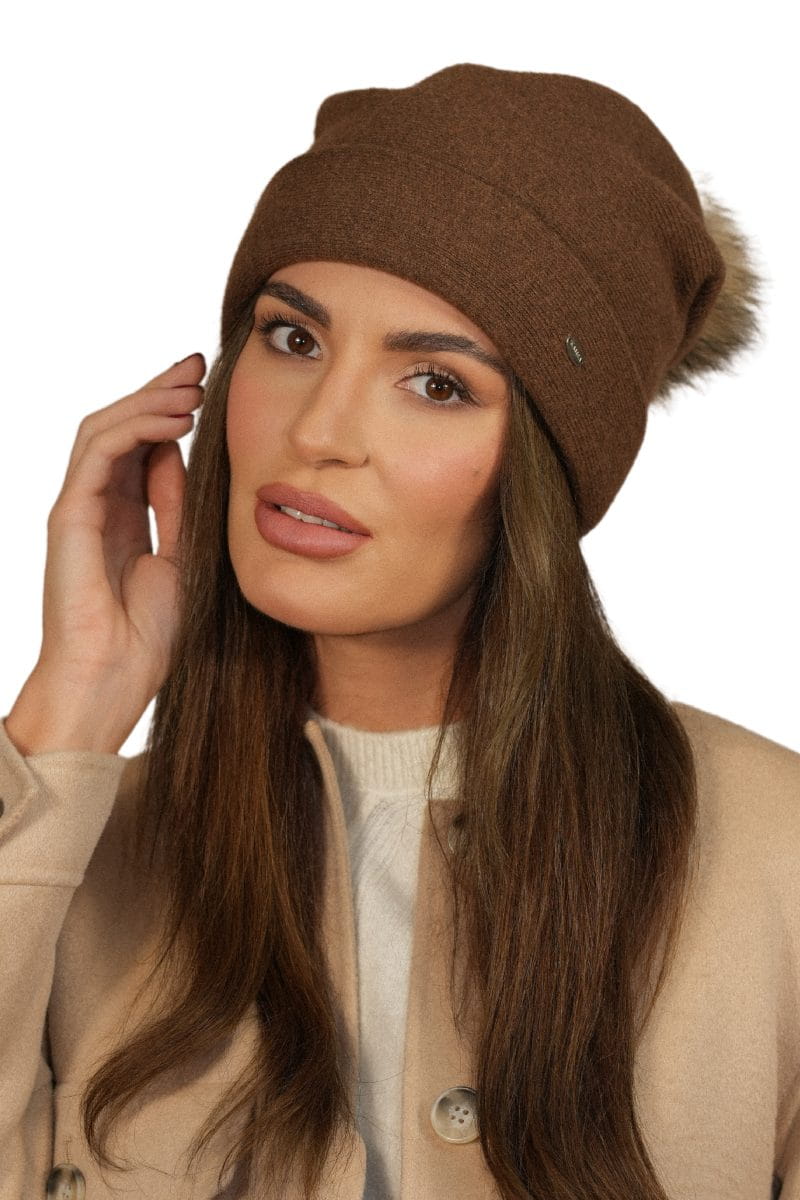 Czapka Damska, Model: Chiru Pompon Naturalny, Kolor: czekoladowy, Skład materiału: 80% Wełna; 20% Poliamid, Przeznaczenie: Jesień/Zima, Rozmiar: Uniwersalny (54-60)