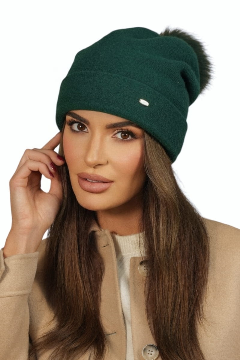 Čepice, Model: Chiru Pompon Přírodní, Barva: zelená láhev, Složení materiálu: 80% Vlna; 20% Polyamid, Určení: Podzim/Zima, Velikost: Univerzální (54-60)