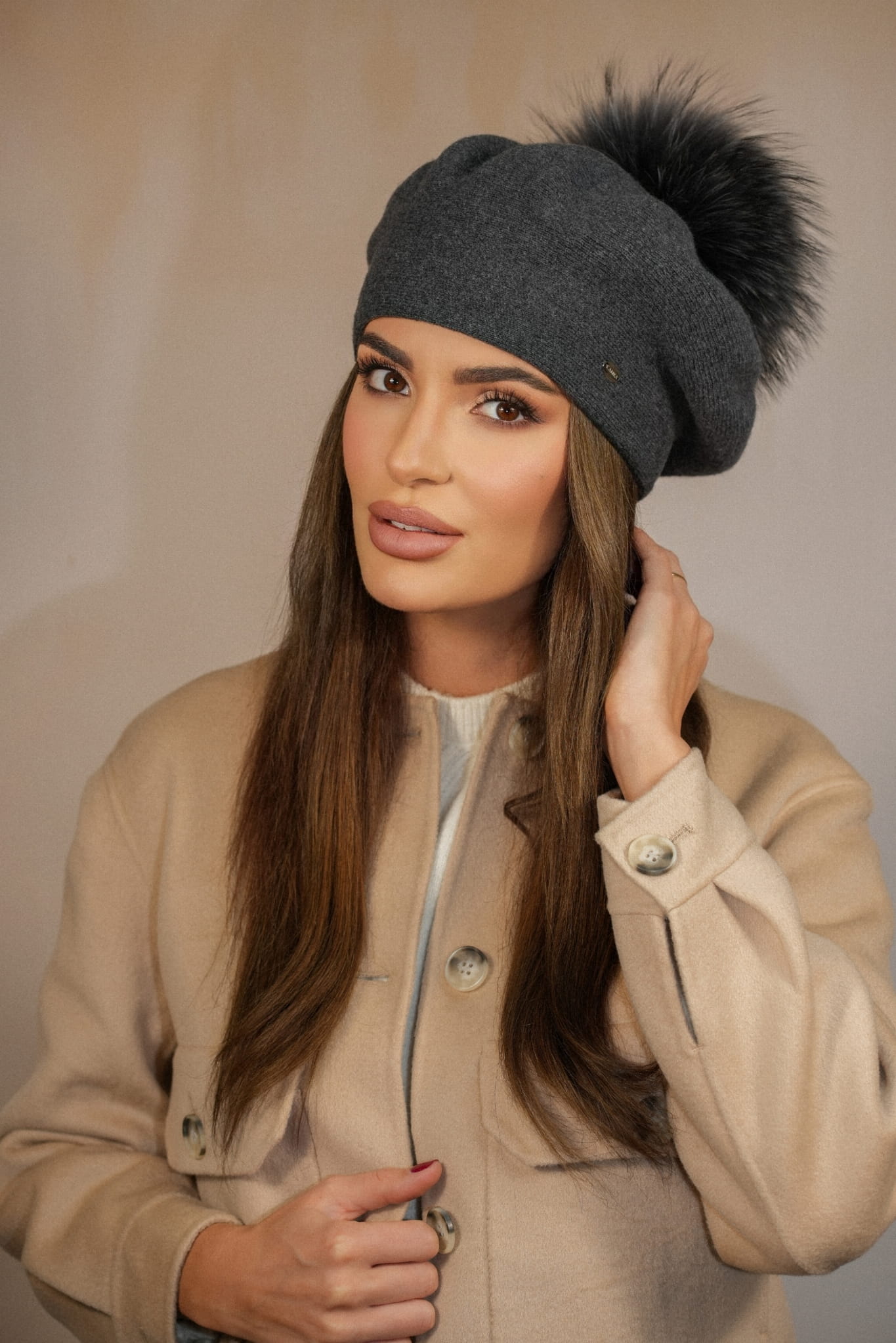 Beret Damski, Model: Fuji-Naturalny Pompon, Kolor: grafitowy, Skład materiału: 80% Wełna; 20% Poliamid, Przeznaczenie: Jesień/Zima, Rozmiar: Uniwersalny (54-60) (Beret Damski, zdjęcie 3)