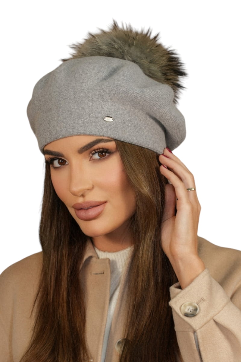 Beret Damski, Model: Fuji-Naturalny Pompon, Kolor: jasny szary, Skład materiału: 80% Wełna; 20% Poliamid, Przeznaczenie: Jesień/Zima, Rozmiar: Uniwersalny (54-60) (Beret Damski, zdjęcie 2)