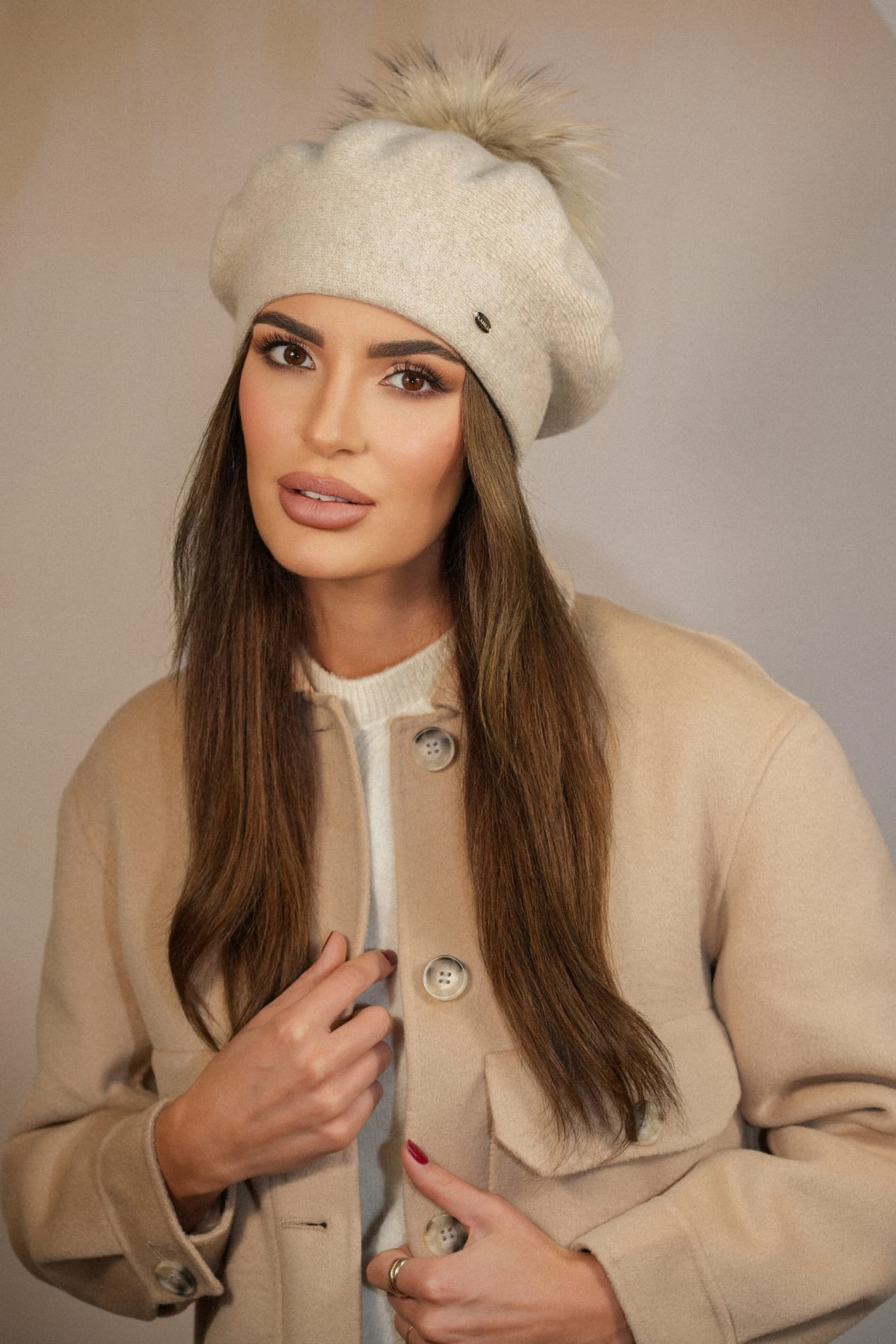 Beret Damski, Model: Fuji, Kolor: jasny beżowy, Skład materiału: 80% Wełna; 20% Poliamid, Przeznaczenie: Jesień/Zima, Rozmiar: Uniwersalny (54-60) (Beret Damski, zdjęcie 3)