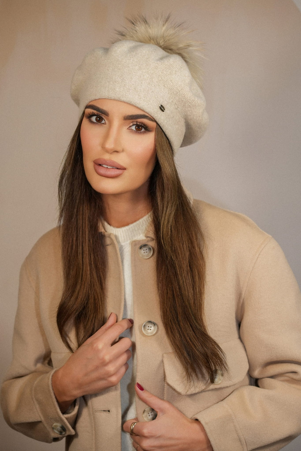 Beret Damski, Model: Fuji-Naturalny Pompon, Kolor: jasny beżowy, Skład materiału: 80% Wełna; 20% Poliamid, Przeznaczenie: Jesień/Zima, Rozmiar: Uniwersalny (54-60) (Beret Damski, zdjęcie 3)