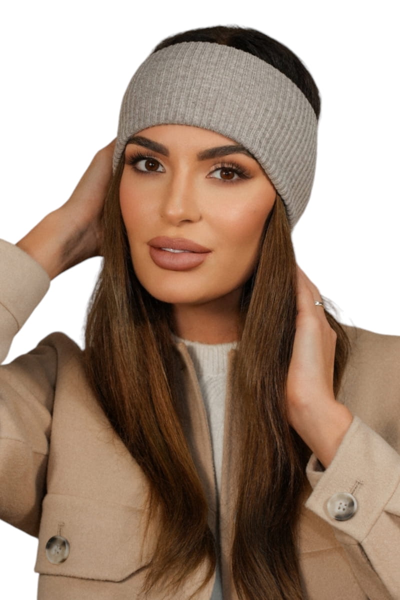 Opaska Damska, Model: Kirby-Opaska, Kolor: ciemny beżowy, Skład materiału: 52% Wiskoza; 26% Pbt; 22% Poliamid, Przeznaczenie: Jesień/Zima, Rozmiar: Uniwersalny (54-60)