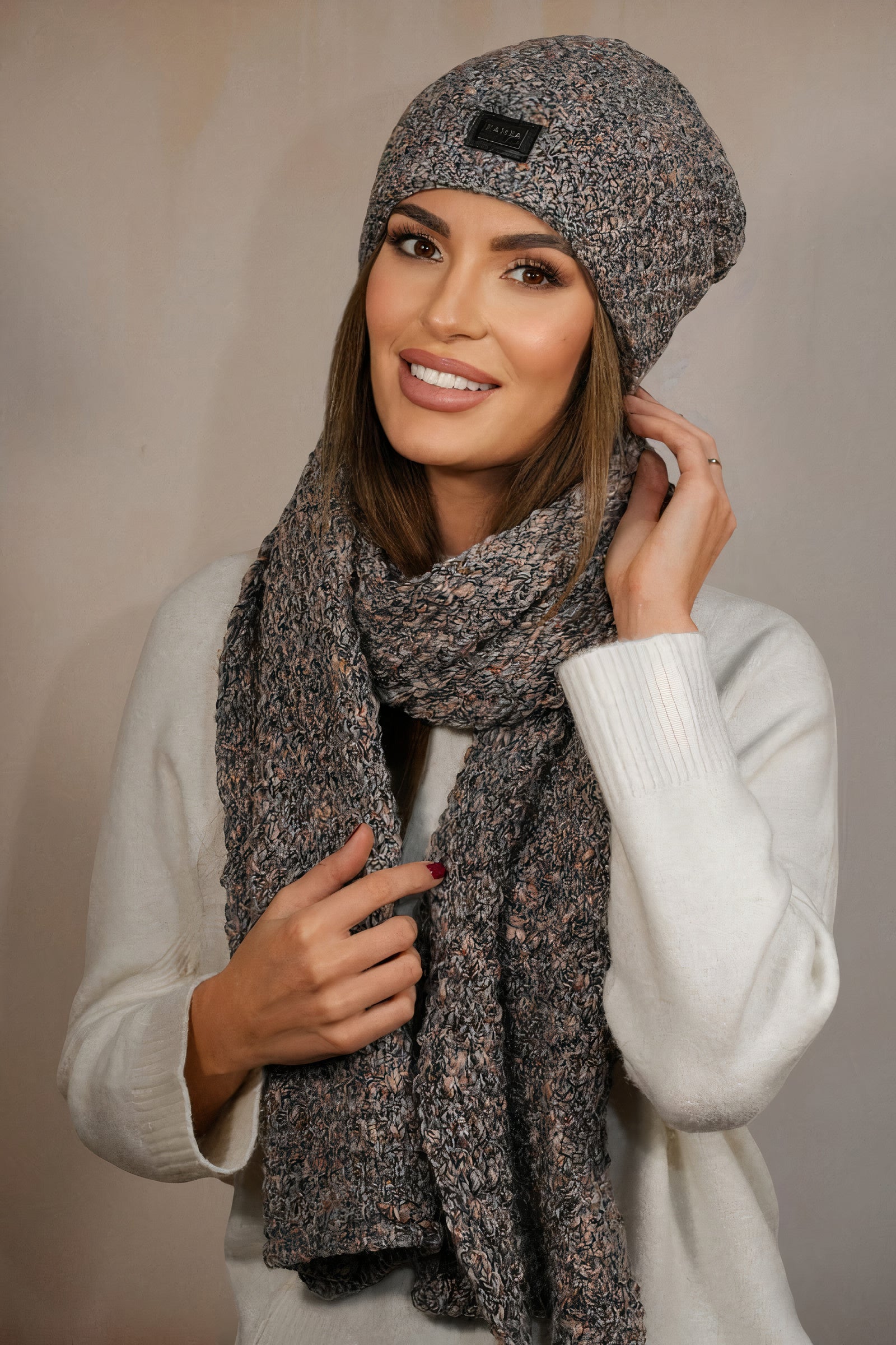 Komplety: czapka + szalik/komin, Model: Dotto-Komplet, Kolor: ciemny szary, Skład materiału: 46% Poliakryl; 20% Wełna; 17% Wiskoza; 17% Poliester, Przeznaczenie: Jesień/Zima, Wymiary(długość/szerokość): 180cm/35cm (Komplety: czapka + szalik/komin, zdjęcie 2)