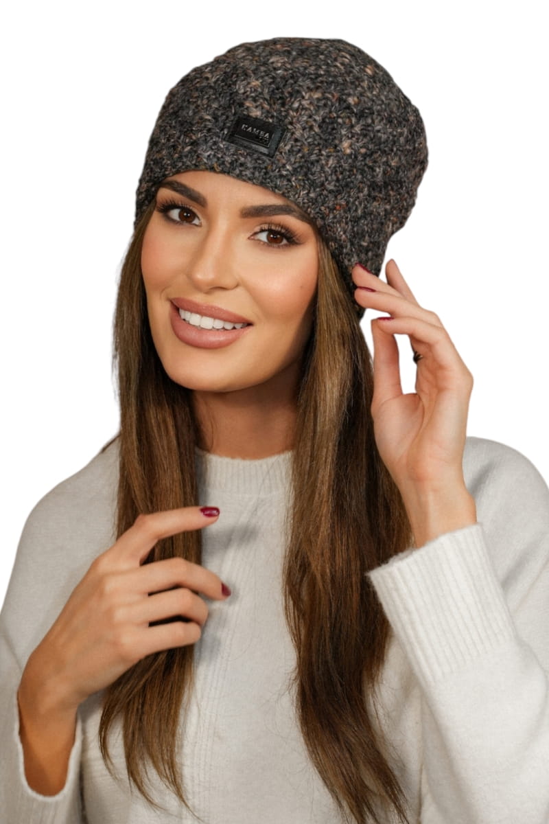 Czapka Damska, Model: Dotto, Kolor: brązowy, Skład materiału: 46% Poliakryl; 20% Wełna; 17% Wiskoza; 17% Poliester, Przeznaczenie: Jesień/Zima, Rozmiar: Uniwersalny (54-60)