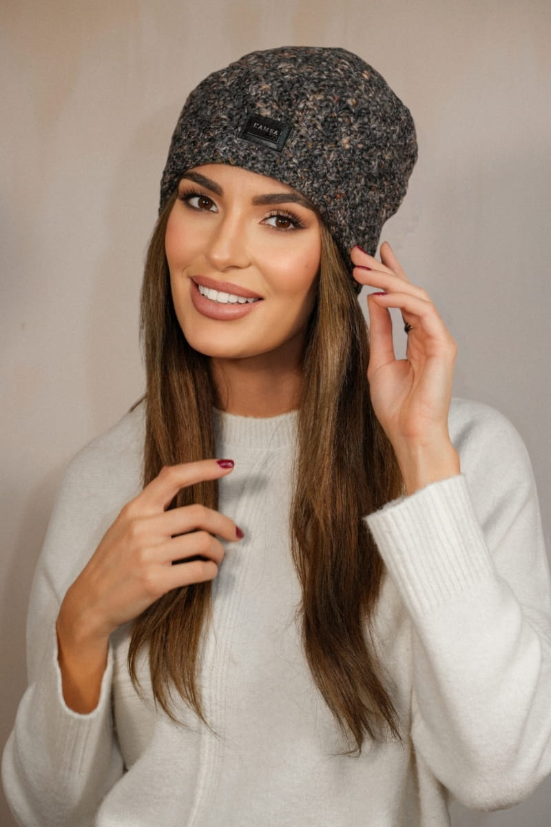 Czapka Damska, Model: Dotto, Kolor: brązowy, Skład materiału: 46% Poliakryl; 20% Wełna; 17% Wiskoza; 17% Poliester, Przeznaczenie: Jesień/Zima, Rozmiar: Uniwersalny (54-60) (Czapka Damska, zdjęcie 2)