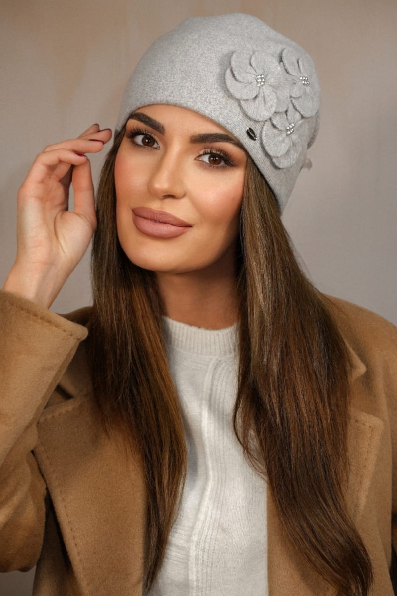 Dámská čepice, Model: Ambrozja, Barva: světle šedá, Složení materiálu: 80% Vlna; 20% Polyamid, Určení: Podzim/Zima, Velikost: Univerzální (54-60) (Dámská čepice, fotografie 2)
