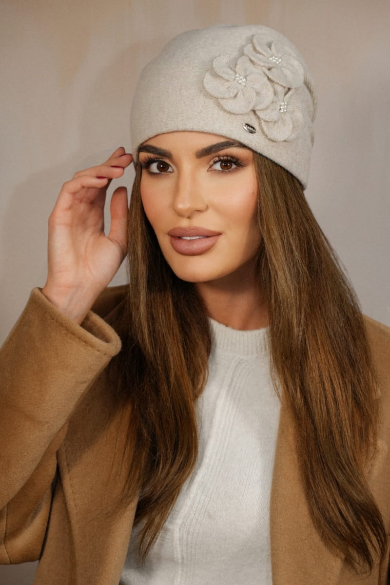 Čepice, Model: Ambrozja, Barva: světle béžová, Složení materiálu: 80% Vlna; 20% Polyamid, Určení: Podzim/Zima, Velikost: Univerzální (54-60) (Čepice, fotografie 2)
