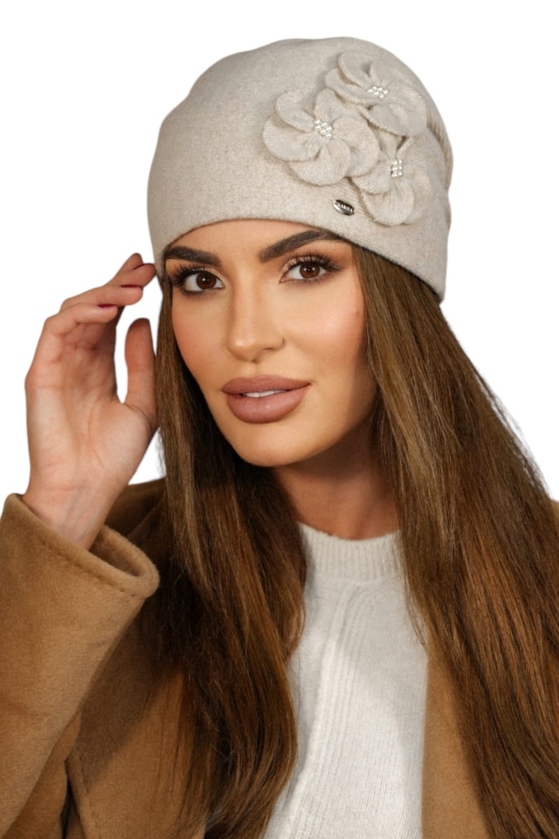 Čepice, Model: Ambrozja, Barva: světle béžová, Složení materiálu: 80% Vlna; 20% Polyamid, Určení: Podzim/Zima, Velikost: Univerzální (54-60)