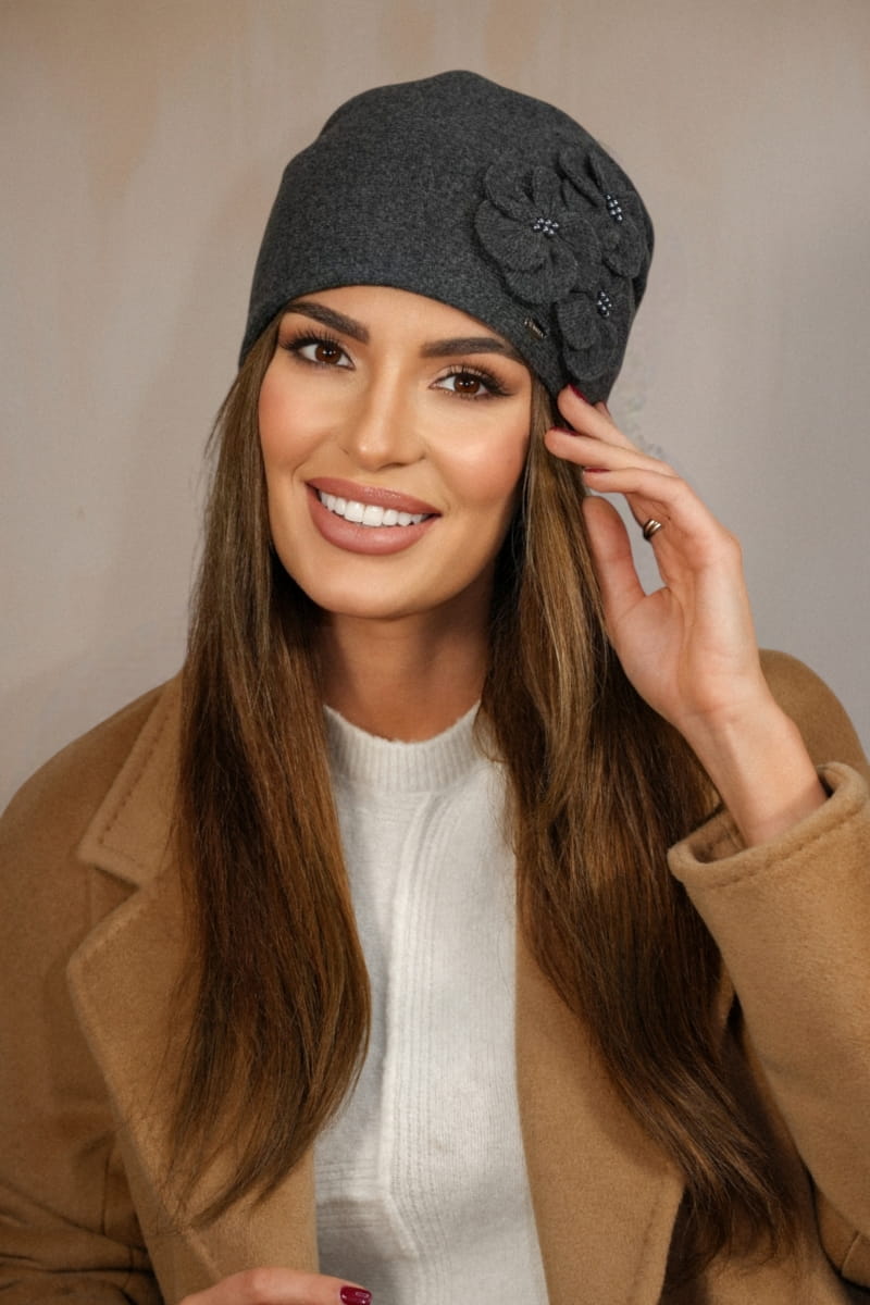 Čepice, Model: Ambrozja, Barva: grafitová, Složení materiálu: 80% Vlna; 20% Polyamid, Určení: Podzim/Zima, Velikost: Univerzální (54-60) (Čepice, fotografie 2)