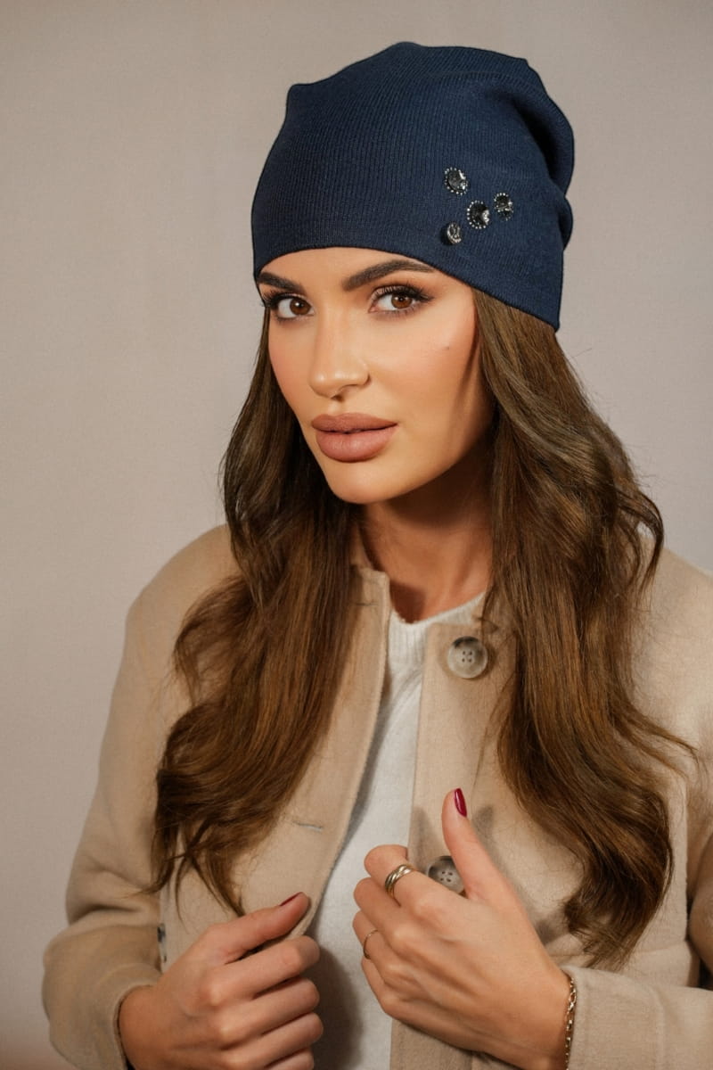 Czapka Damska, Model: Marcus, Kolor: granatowy, Skład materiału: 40% Akryl; 25% Wiskoza; 20% Wełna; 15% Elastan, Przeznaczenie: Jesień/Zima, Rozmiar: Uniwersalny (54-60) (Czapka Damska, zdjęcie 3)