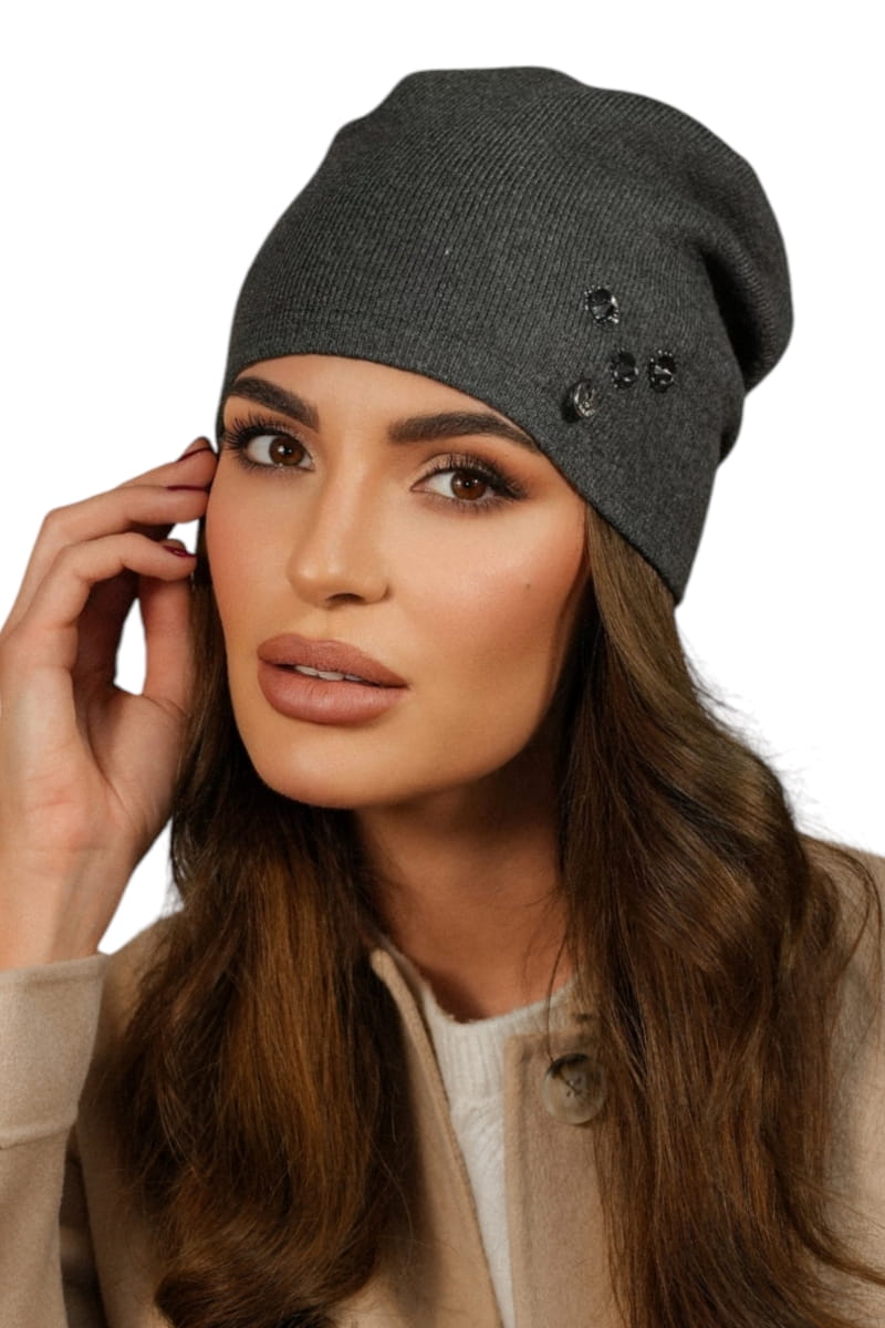 Čepice, Model: Marcus, Barva: grafitová, Složení materiálu: 40% Akryl; 25% Viskóza; 20% Vlna; 15% Elastan, Určení: Podzim/Zima, Velikost: Univerzální (54-60)