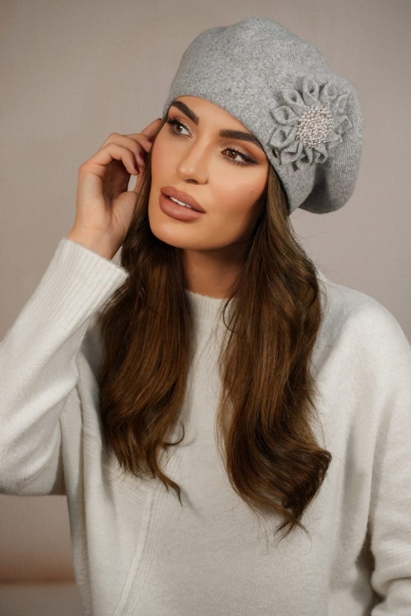 Beret damski "Peonia" w kolorze szarym, idealny na jesień i zimę, prezentujący elegancki design | KAMEA | Spironik.pl