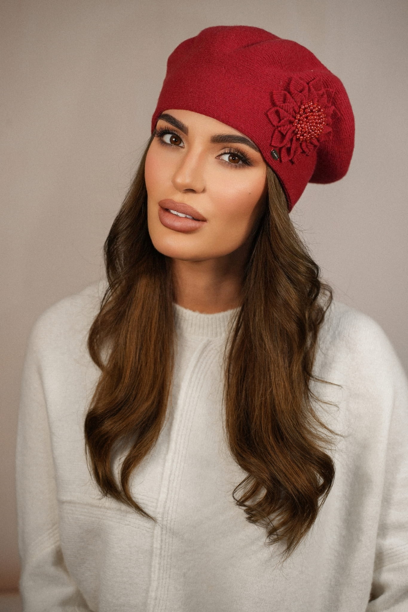 Beret Damski, Model: Peonia, Kolor: czerwony, Skład materiału: 80% Wełna; 20% Poliamid, Przeznaczenie: Jesień/Zima, Rozmiar: Uniwersalny (54-60) (Beret Damski, zdjęcie 3)