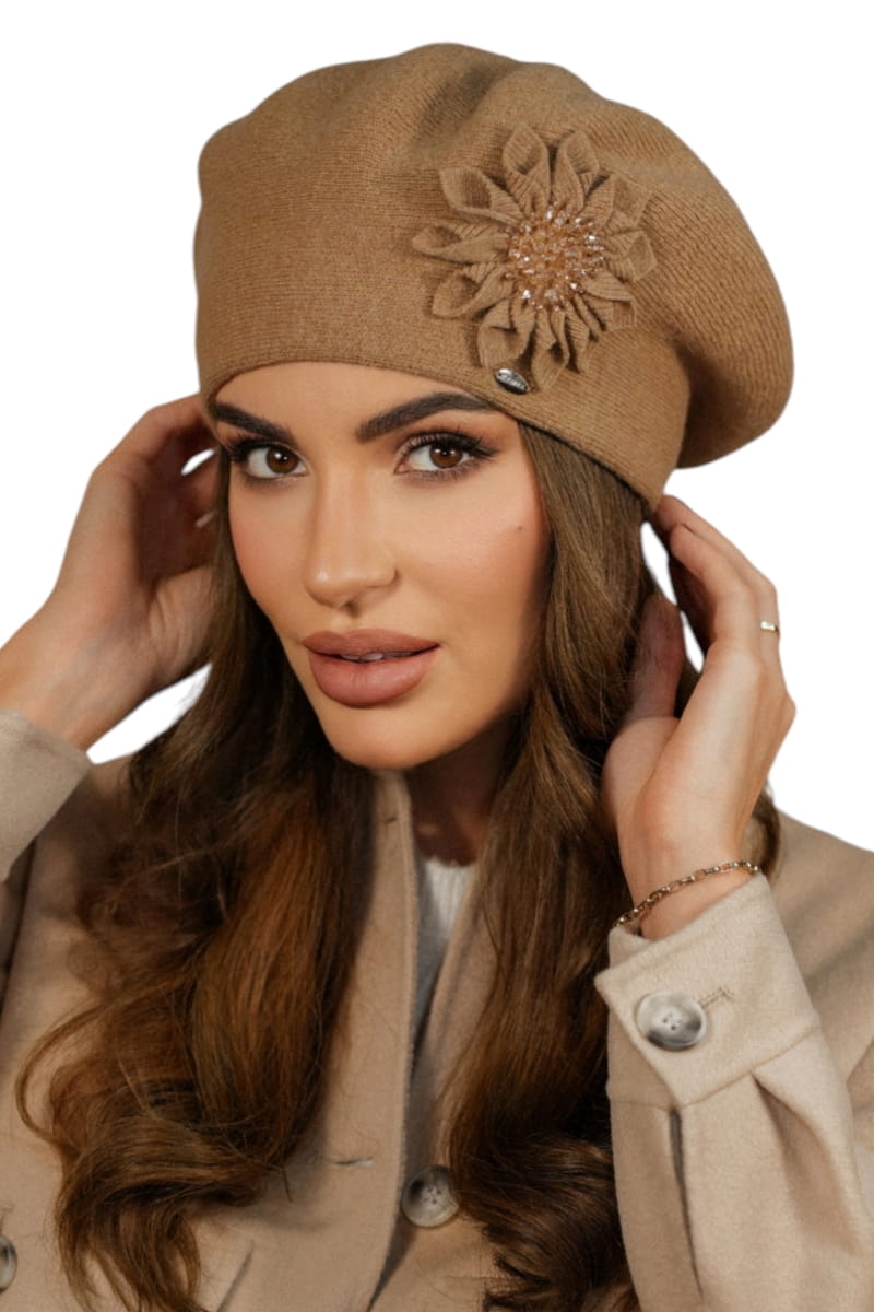 Beret Damski, Model: Peonia, Kolor: piaskowy, Skład materiału: 80% Wełna; 20% Poliamid, Przeznaczenie: Jesień/Zima, Rozmiar: Uniwersalny (54-60)