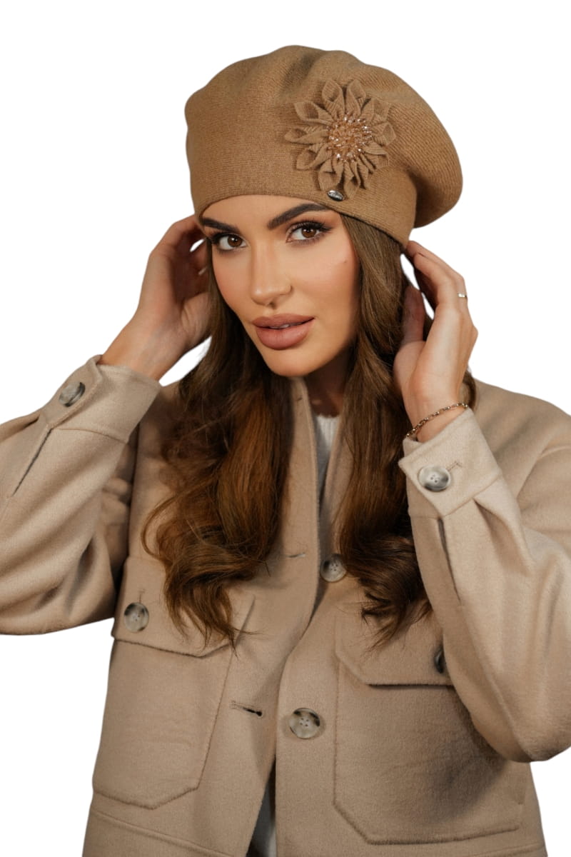 Beret Damski, Model: Peonia, Kolor: piaskowy, Skład materiału: 80% Wełna; 20% Poliamid, Przeznaczenie: Jesień/Zima, Rozmiar: Uniwersalny (54-60) (Beret Damski, zdjęcie 2)