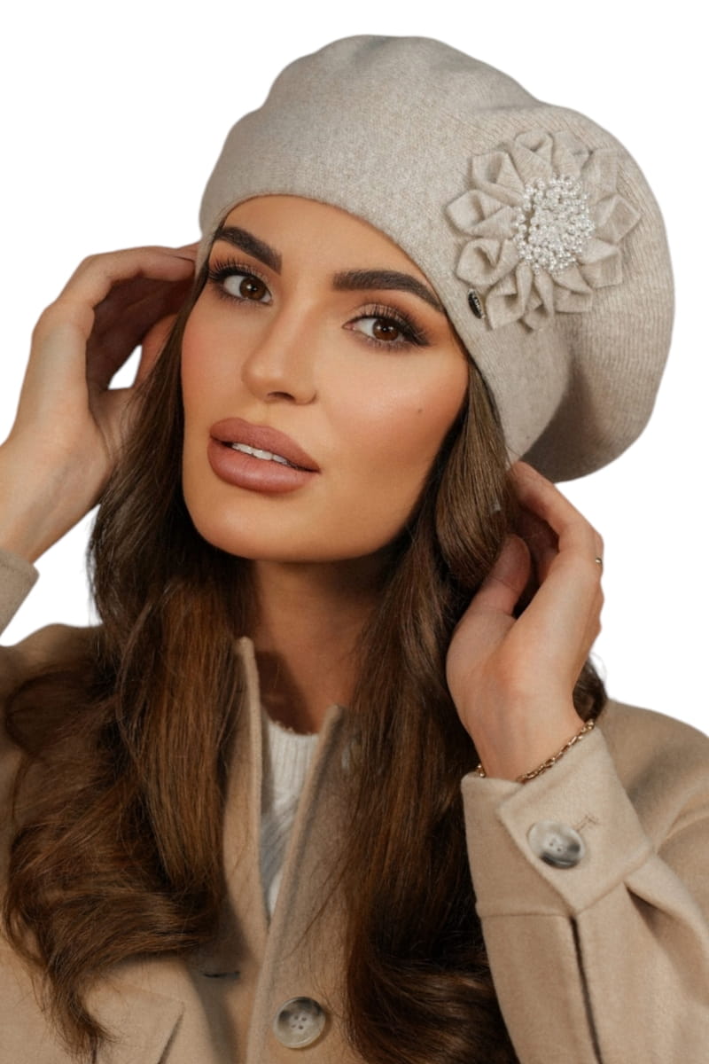 Beret Damski, Model: Peonia, Kolor: jasny beżowy, Skład materiału: 80% Wełna; 20% Poliamid, Przeznaczenie: Jesień/Zima, Rozmiar: Uniwersalny (54-60)