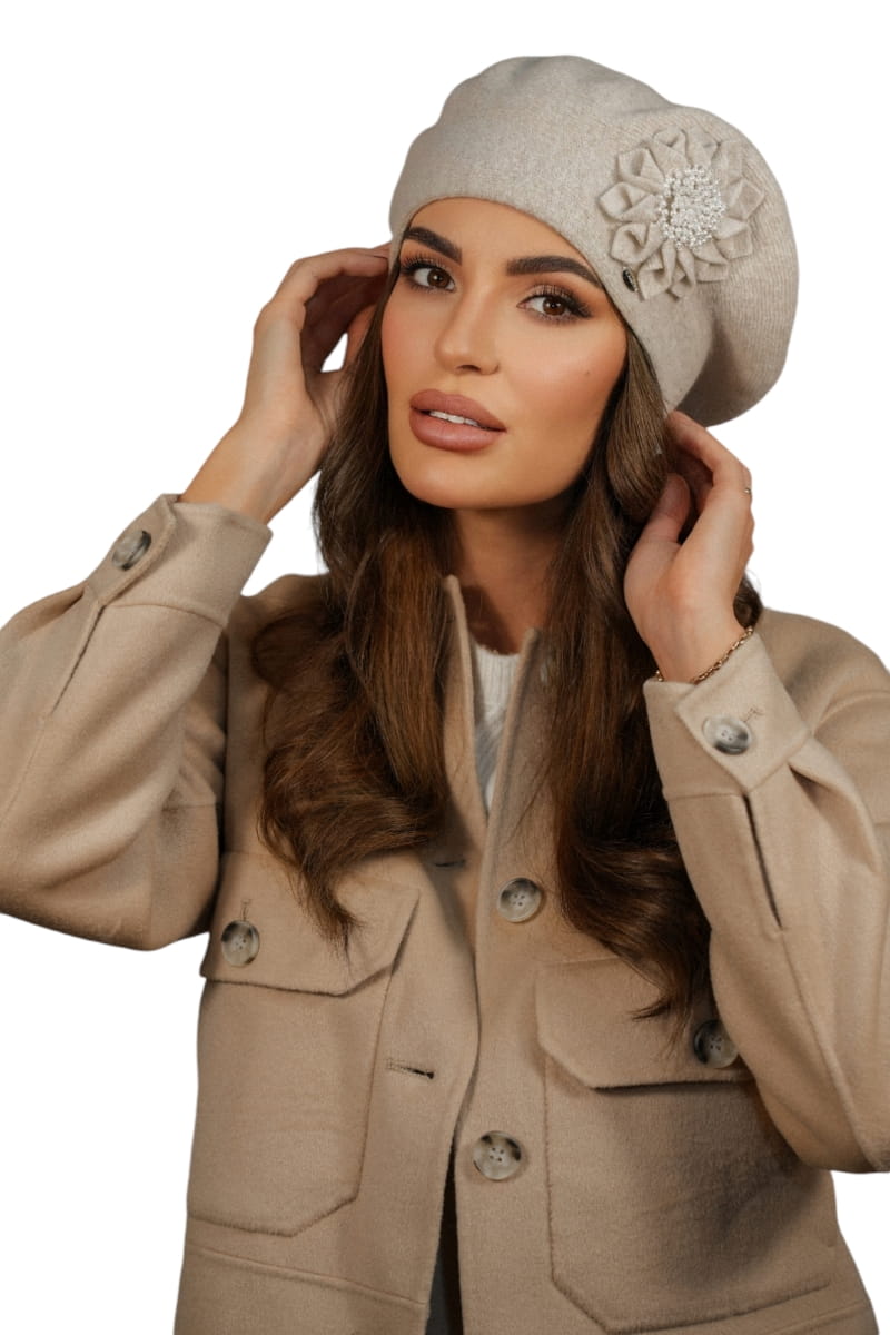 Beret Damski, Model: Peonia, Kolor: jasny beżowy, Skład materiału: 80% Wełna; 20% Poliamid, Przeznaczenie: Jesień/Zima, Rozmiar: Uniwersalny (54-60) (Beret Damski, zdjęcie 2)
