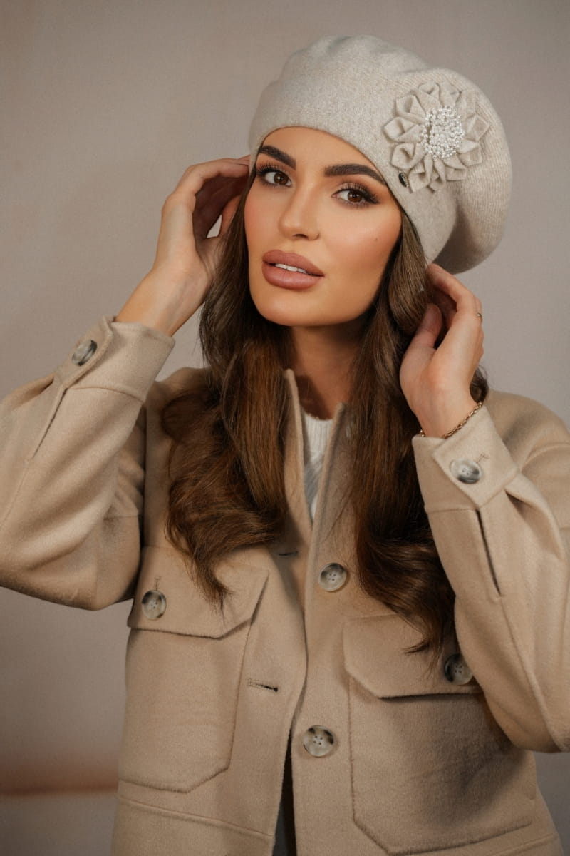 Beret Damski, Model: Peonia, Kolor: jasny beżowy, Skład materiału: 80% Wełna; 20% Poliamid, Przeznaczenie: Jesień/Zima, Rozmiar: Uniwersalny (54-60) (Beret Damski, zdjęcie 3)