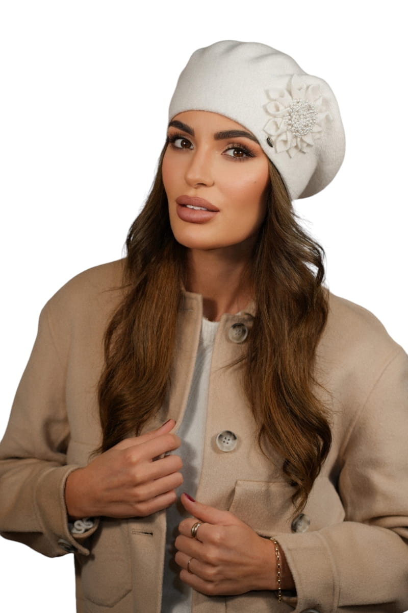 Dámský baret, Model: Pivoňka, Barva: ecru, Složení materiálu: 80% Vlna; 20% Polyamid, Určení: Podzim/Zima, Velikost: Univerzální (54-60) (Dámský baret, fotografie 2)
