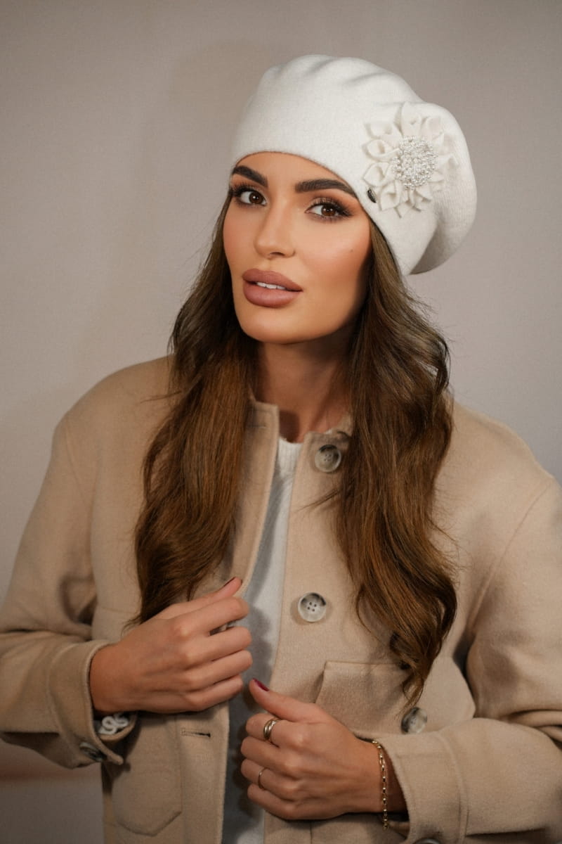 Dámský baret, Model: Pivoňka, Barva: ecru, Složení materiálu: 80% Vlna; 20% Polyamid, Určení: Podzim/Zima, Velikost: Univerzální (54-60) (Dámský baret, fotografie 3)