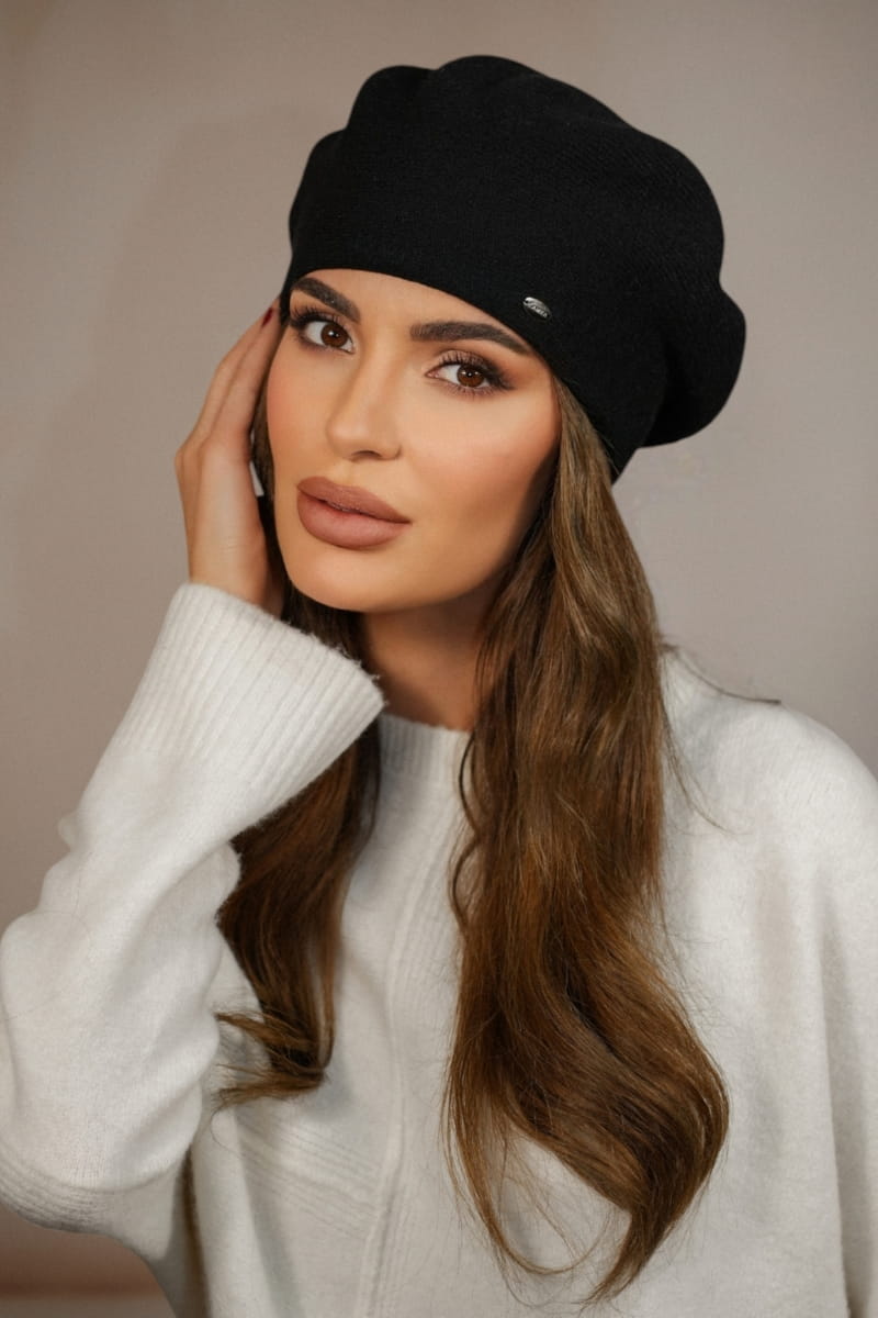 Stylowy beret damski w kolorze czarnym, model Kiang, zapewniający komfort i ciepło w zimowe dni | manufacture | Spironik.pl