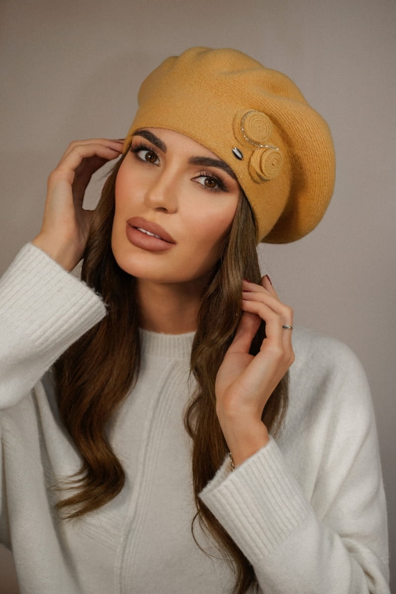 Beret damski w miodowym kolorze, prezentowany na modelce w stylizacji na jesień i zimę | KAMEA | Spironik.pl