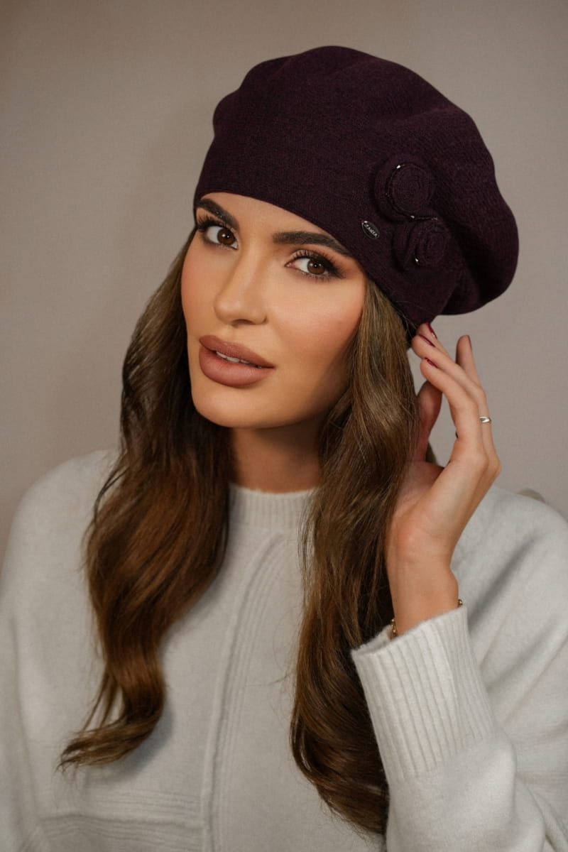 Beret damski w kolorze fioletowym, prezentujący się z boku, z uniwersalnym rozmiarem 54-60 | KAMEA | Spironik.pl