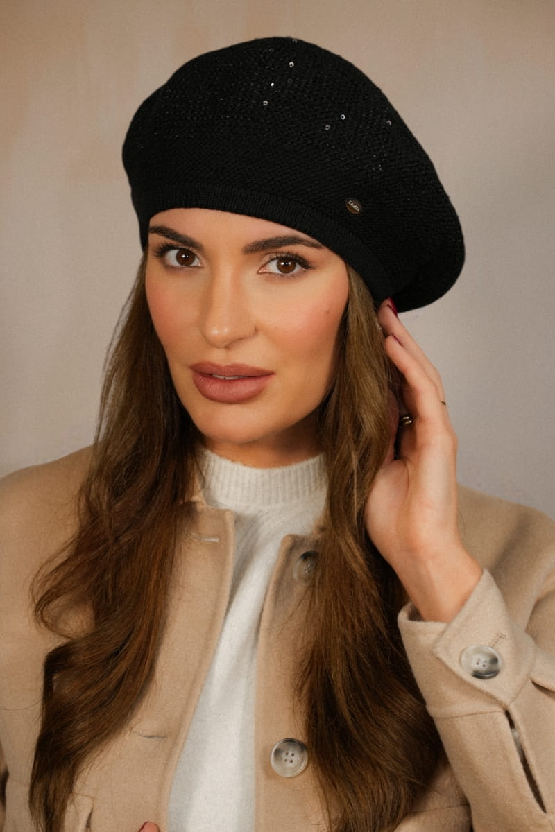 Detal cekinów na czarnym beretcie Piwonia, z miękkim polarowym wkładem, doskonały na jesień i zimę | KAMEA | Spironik.pl