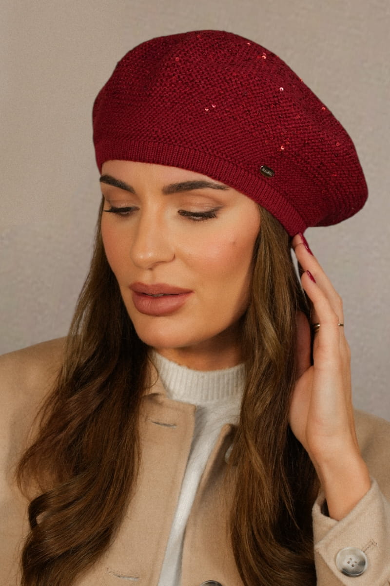 Detal cekinowego beretu Piwonia, wykonany z wysokiej jakości przędzy, w kolorze wina | KAMEA | Spironik.pl