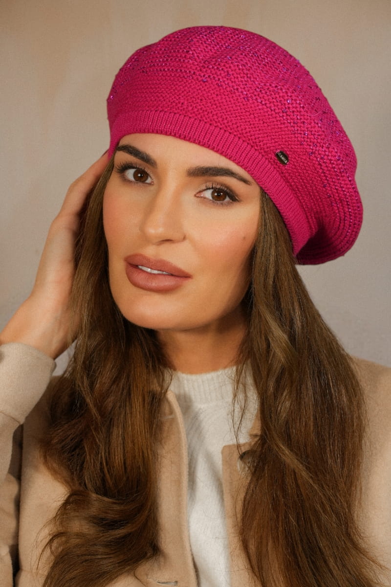 Detal cekinowego beretu Piwonia w kolorze malinowym, idealny na jesień i zimę, z miękkim polarowym wnętrzem | KAMEA | Spironik.pl