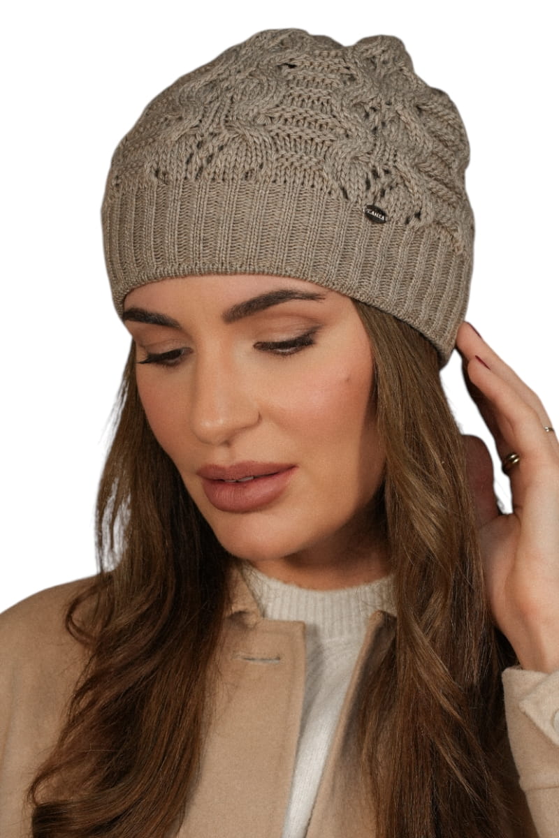 Čepice, Model: Kamila, Barva: tmavě béžová, Složení materiálu: 50% Akryl; 30% Vlna; 20% Polyamid, Určení: Podzim/Zima, Velikost: Univerzální (54-60)