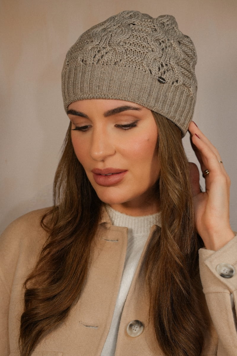 Čepice, Model: Kamila, Barva: tmavě béžová, Složení materiálu: 50% Akryl; 30% Vlna; 20% Polyamid, Určení: Podzim/Zima, Velikost: Univerzální (54-60) (Čepice, fotografie 2)