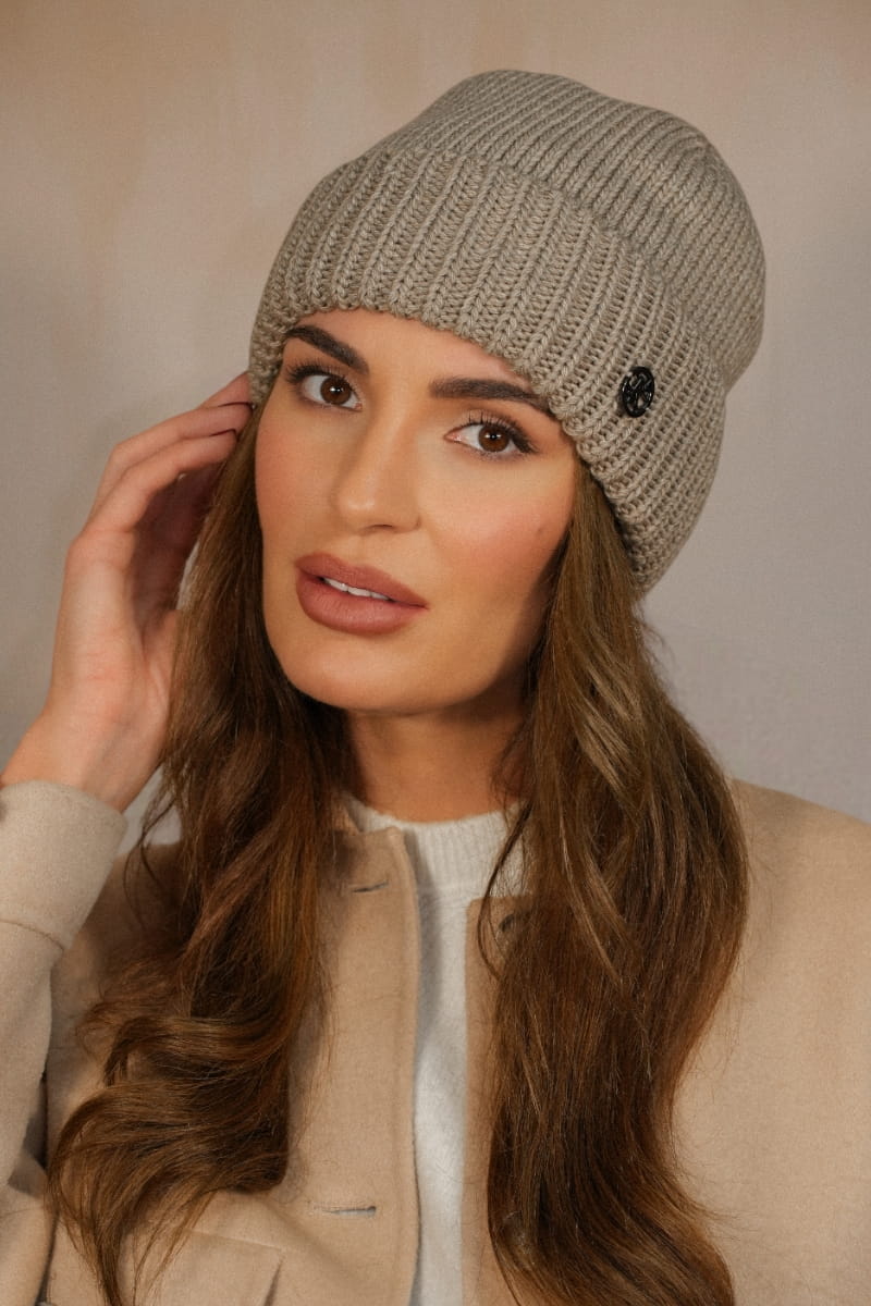 Czapka Damska, Model: Raisa, Kolor: ciemny beżowy, Skład materiału: 50% Akryl; 30% Wełna; 20% Poliamid, Przeznaczenie: Jesień/Zima, Rozmiar: Uniwersalny (54-60) (Czapka Damska, zdjęcie 2)