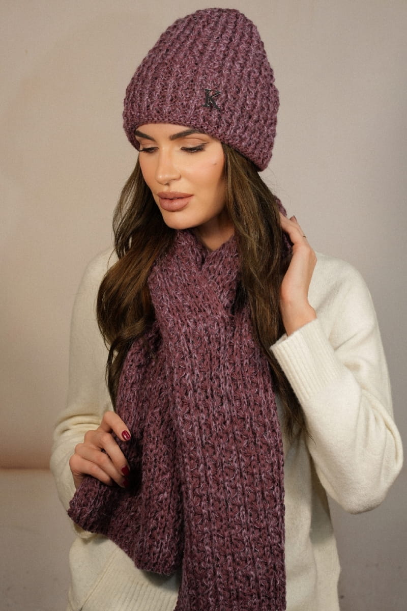 Detal czapki z szalikiem Kosmos, z metalową ozdobą i oryginalnym wzorem w zygzak | KAMEA | Spironik.pl