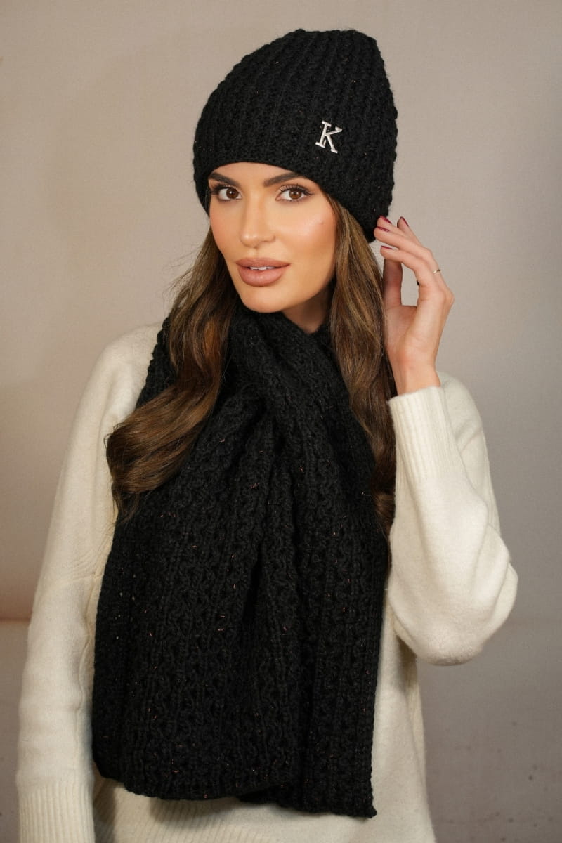 Detal czapki z szalikiem modelu Kosmos, z oryginalnym wzorem w zygzak i metalową ozdobą | KAMEA | Spironik.pl