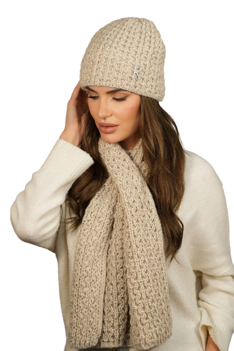 Komplety: czapka + szalik/komin, Model: Kosmos-Komplet, Kolor: beżowy, Skład materiału: 64% Akryl; 20% Moher; 10% Wełna; 6% Wiskoza, Przeznaczenie: Jesień/Zima, Wymiary(długość/szerokość): 110cm/29cm