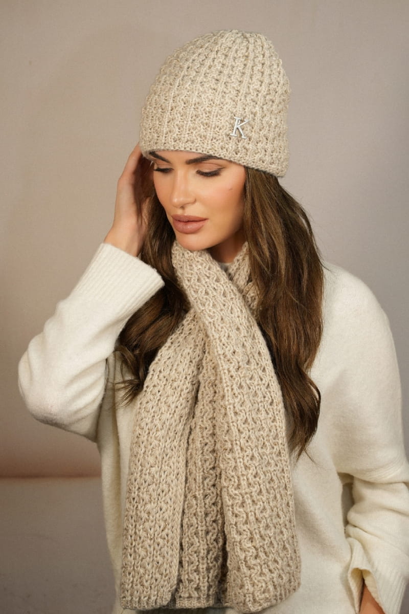 Detal czapki z szalikiem w oryginalny wzór w zygzak, idealny na chłodne dni | KAMEA | Spironik.pl