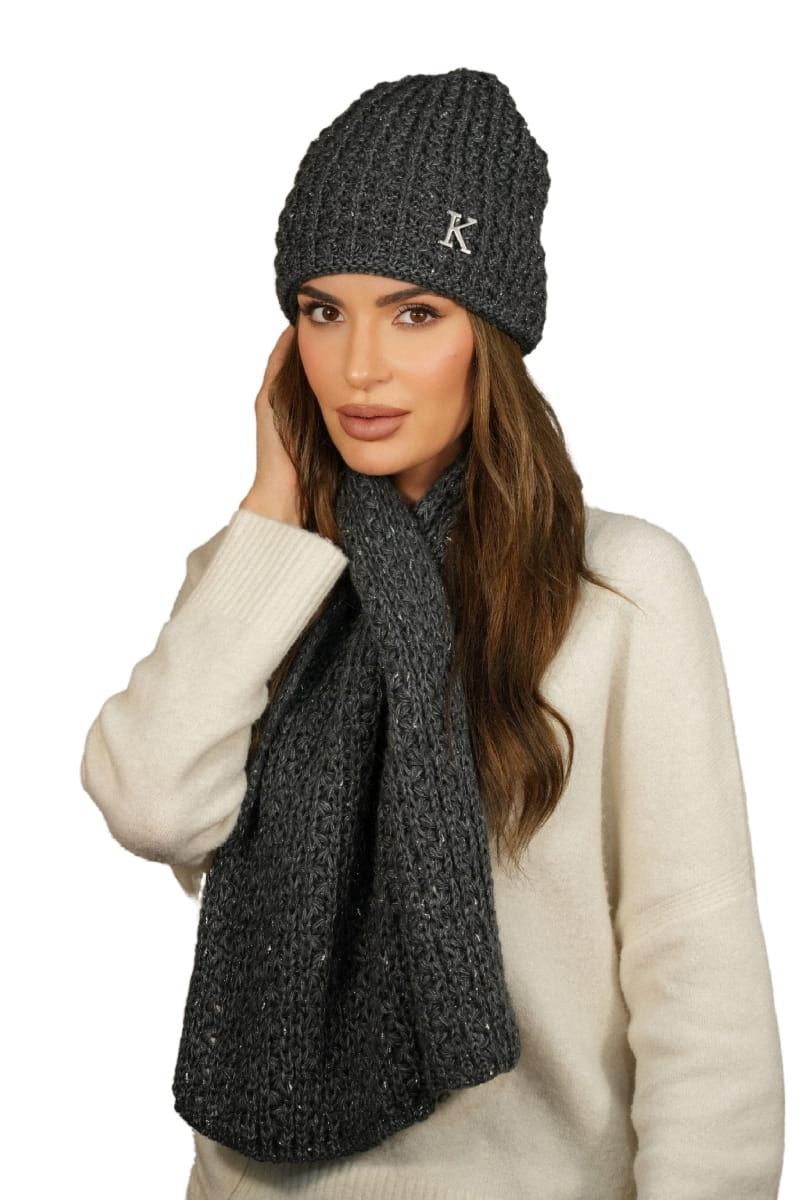 Komplety: czapka + szalik/komin, Model: Kosmos-Komplet, Kolor: grafitowy, Skład materiału: 64% Akryl; 20% Moher; 10% Wełna; 6% Wiskoza, Przeznaczenie: Jesień/Zima, Wymiary(długość/szerokość): 110cm/29cm