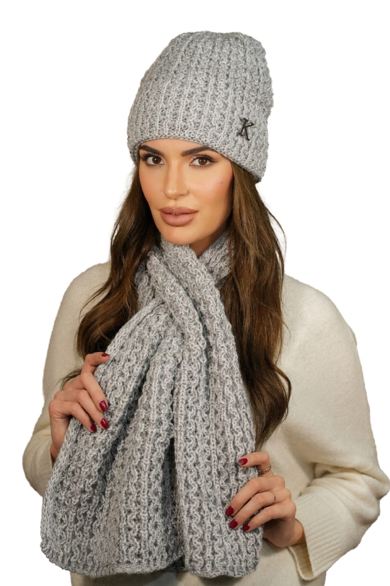 Komplety: czapka + szalik/komin, Model: Kosmos-Komplet, Kolor: jasny szary, Skład materiału: 64% Akryl; 20% Moher; 10% Wełna; 6% Wiskoza, Przeznaczenie: Jesień/Zima, Wymiary(długość/szerokość): 110cm/29cm